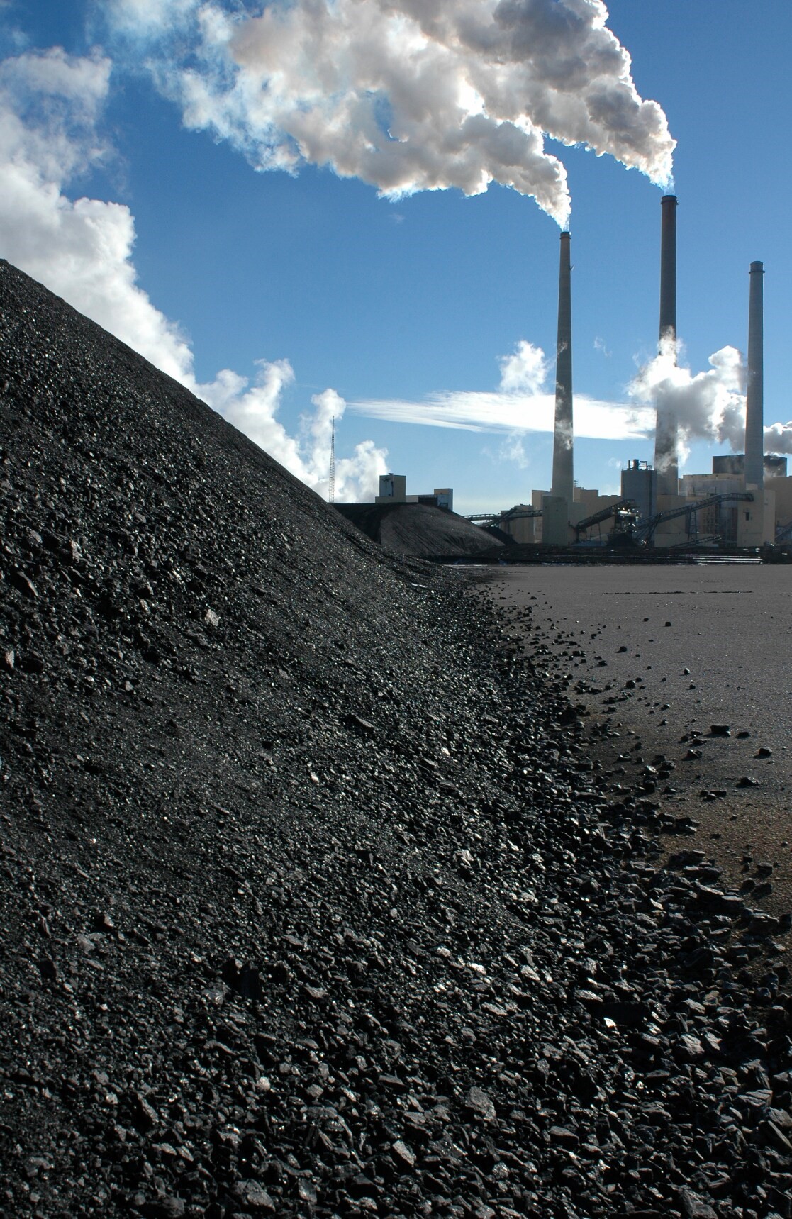 اغلب صنایع از زغال سنگ coal به‌عنوان ماده اصلی تامین انرژی استفاده می‌شود